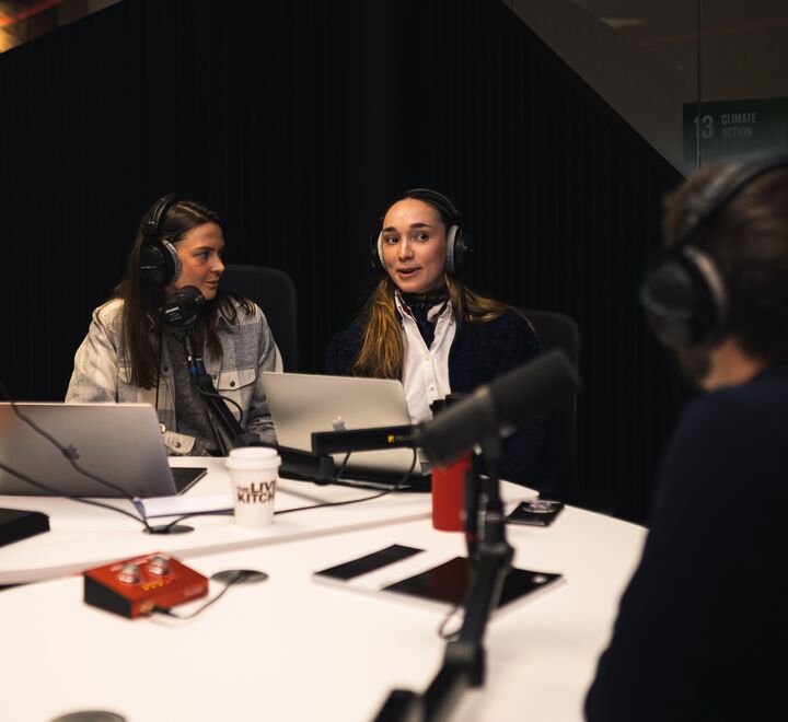 Marte og Gloria i podkaststudio
